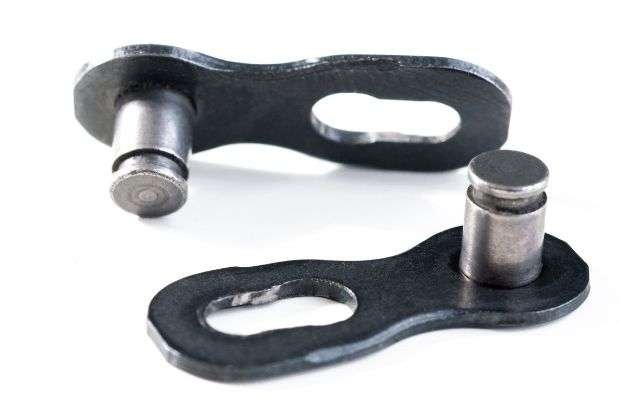 Master links from a rusty bike chain that needs to be cleaned