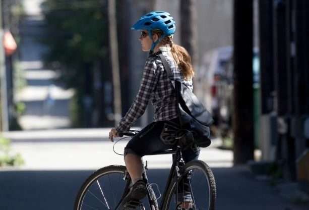 Messenger Bag or Backpack for Cycling: How To Choose Woman using messenger bag instead of backpack for cycling