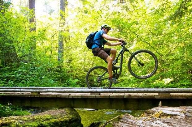 Carbon or Aluminum Mountain Bike: Which Should You Buy? Man riding carbon instead of aluminum mountain bike
