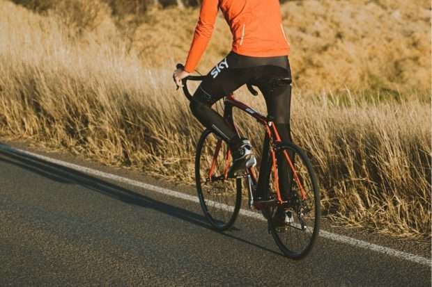 Cyclist using flat pedals for road bike