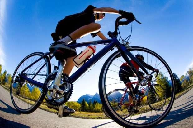 Cyclist using flat pedals for road bike